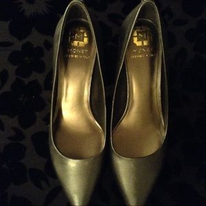 Women's pumps.